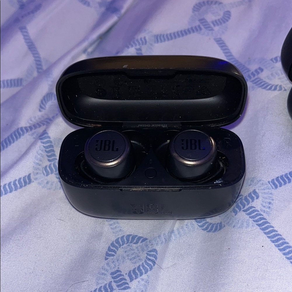 JBL Black True Wireless Earbuds